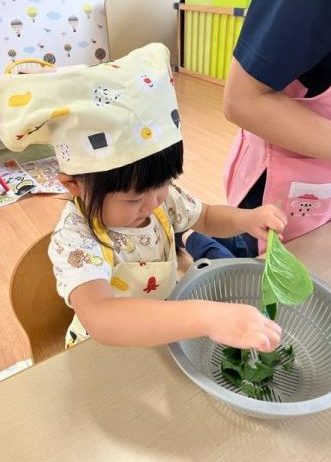 6月のクッキング活動(2歳児)