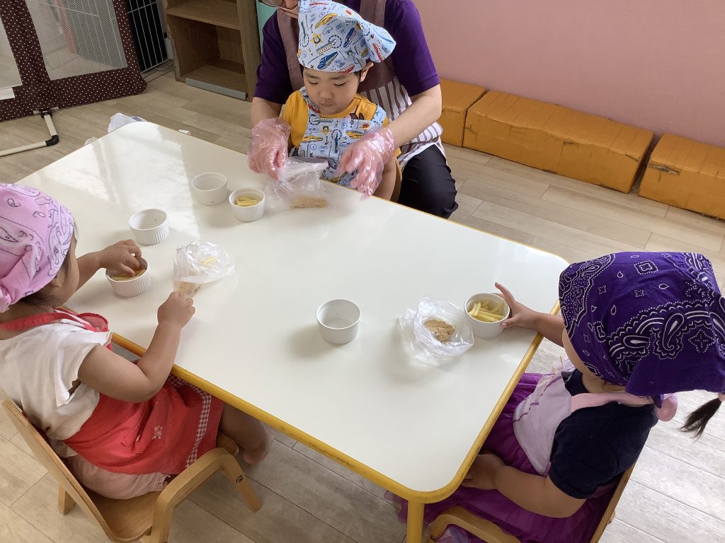 6月のクッキング活動（2歳児）